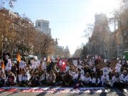Els metges es manifesten a Barcelona per reclamar millores laborals i un conveni propi en la cinquena jornada de vaga