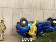 Espectacular accident a Berga: un cotxe cau 6 metres i el conductor en surt pel seu propi peu