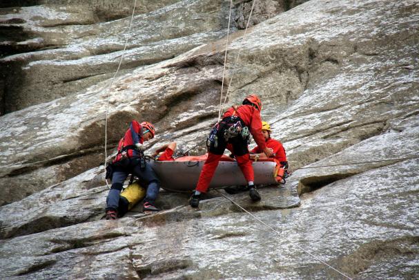 Imatge d'arxiu dels Bombers fent un rescat al Pedraforca. Foto: ACN