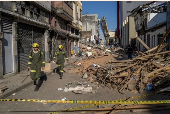 Tasques d’emergència a Pereira (Colòmbia) després del terratrèmol de magnitud 7,4 que va sacsejar el Chocó i l’Eix Cafeter el 10 d’agost de 2026.— JUAN ARREDONDO / New York Times / Europa Press / C
