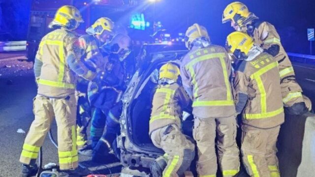 Imatge dels bombers al rescat de la persona atrapada en l'accident a la C-16 (Bombers)
