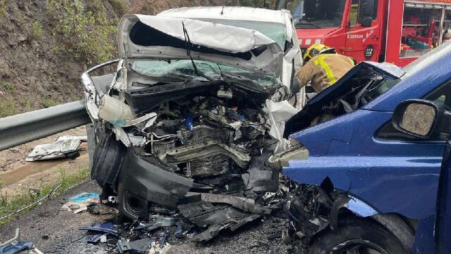 Accident al quilòmetre 103 de la C-16, a Cercs, on han xocat frontalment dues furgonetes